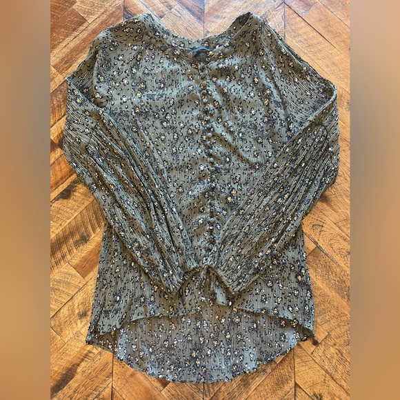 WHBM hunter olive green button down balloons, sleeve blouse. Floral ditzy print. - Picture 6 of 9